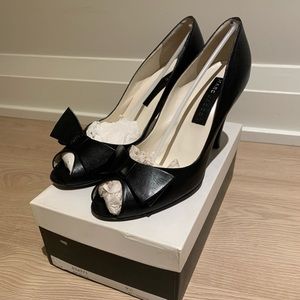 Marc Jacobs peep toe pumps in black leather. Sz 39.5